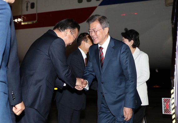 문재인 대통령이 미국 방문 일정을 마치고 24일 경기 성남 서울공항을 통해 귀국하며 영접나온 인사들과 악수하고 있다. /사진=청와대 제공