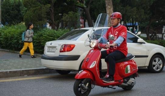 자유한국당 인천 연수2(옥련1·동춘1·2동) 시의원 후보로 재선에 도전하는 공병건 후보는 야광형 교통 안전조끼를 입고 빨간 오토바이를 타고, 지역 곳곳을 누비고 다닌다. 주민들은 그에게 ‘우리동네 보안관’이라는 별명을 붙여줬다.