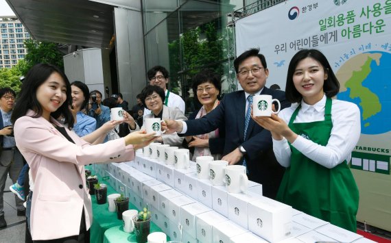 스타벅스 '일회용품 줄이기' 앞장… 머그나눔 행사