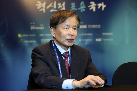 이정우 경북대 명예교수가 25일 서울 양재동 더케이호텔에서 열린 국제컨퍼런스에서 발언하고 있다. 사진=연합뉴스