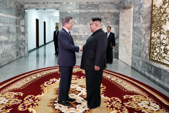 文대통령-김정은, 오늘 오후 판문점서 극비리에 2차 남북정상회담 개최