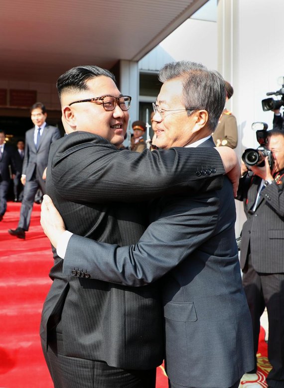 문재인 대통령과 북한 김정은 노동당 총비서. /사진=fnDB