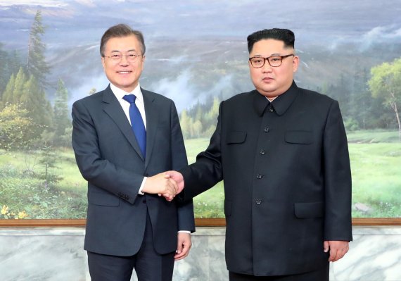 문재인 대통령(왼쪽)과 김정은 국무위원장.