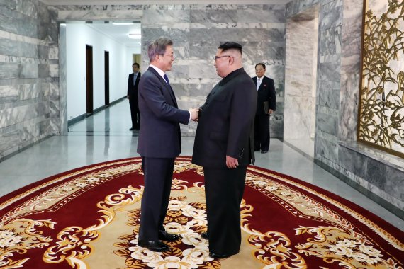 문재인 대통령과 북한 김정은 국무위원장이 26일 오후 판문점 북측 통일각에서 정상회담을 하기 앞서 악수를 하고 있다. 청와대 제공