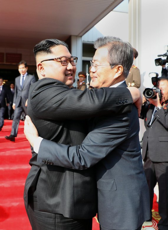 문재인 대통령과 김정은 북한 국무위원장이 지난 26일 판문점 북측지역 통일각에서 두 번째 남북정상회담을 한 뒤 포옹하고 있다. /사진=청와대 제공