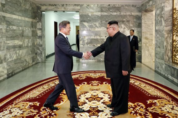 문재인 대통령과 김정은 북한 국무위원장이 지난 26일 판문점 북측지역 통일각에서 두 번째 남북정상회담을 하기에 앞서 만나 악수하고 있다. /사진=청와대 제공