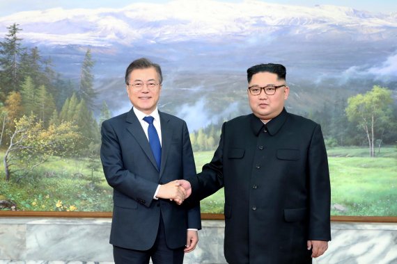 문재인 대통령과 김정은 북한 국무위원장이 지난 26일 판문점 북측지역 통일각에서 두 번째 남북정상회담을 하고 있다. /사진=청와대 제공