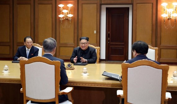 문재인 대통령과 김정은 북한 국무위원장이 지난 26일 판문점 북측지역 통일각에서 두 번째 남북정상회담을 하고 있다. /사진=청와대 제공