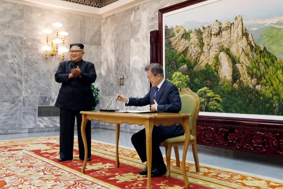 문재인 대통령이 지난 26일 판문점 북측지역 통일각에서 김정은 북한 국무위원장과 두 번째 남북정상회담을 하기에 앞서 방명록에 서명하고 있다. /사진=청와대 제공