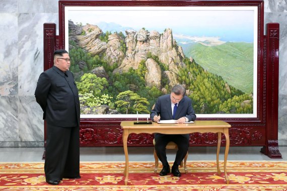 문재인 대통령이 지난 26일 판문점 북측지역 통일각에서 김정은 북한 국무위원장과 두 번째 남북정상회담을 하기에 앞서 방명록에 서명하고 있다.<div id='ad_body3' class='mbad_bottom' ></div> /사진=청와대 제공