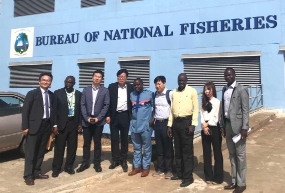 서부 아프리카 라이베리아에서 KT 직원들 및 해양수산부 동해어업관리단, 라이베리아 수산청관계자들이 업무협약 후 기념촬영을 하고 있다.