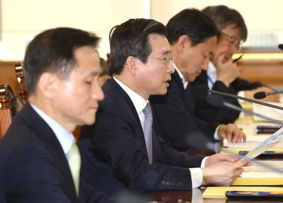 김용범 금융위원회 부위원장(왼쪽 두번째)이 지난 25일 서울 명동 은행연합회에서 열린 '가계부채관리점검회의'에서 모두 발언을 하고 있다.