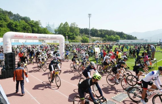 지난 26일 경기도 연천에서 열린 '2018 뚜르 드 디엠지(Tour de DMZ)'에서 자전거 라이더들이 출발하고 있다.