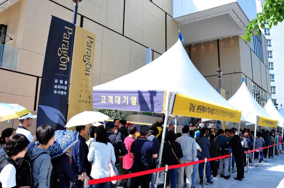 지난 25일 서울 강남구 자곡동에 문을 연 미사역파라곤 견본주택을 찾은 방문객들이 줄을 서서 기다리고 있다. 이날 하루 동안 1만7000여명의 방문객이 견본주택을 찾아 2시간 이상 기다려야 입장이 가능하기도 했다.