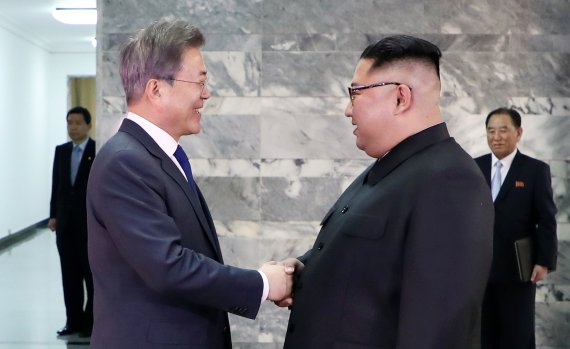[2차 남북정상회담] 남북정상 번개회담에.. 북·미 '비핵화 담판' 궤도 진입