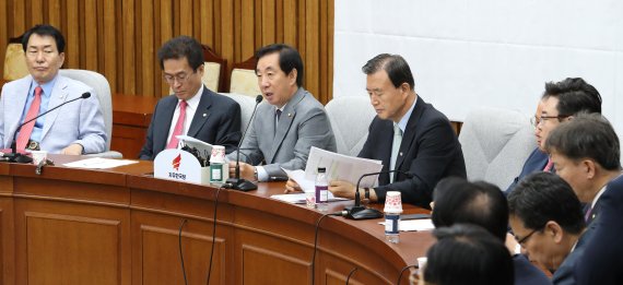 자유한국당 김성태 원내대표(왼쪽 세번째)가 28일 국회에서 열린 원내대책회의에서 발언하고 있다. 연합뉴스