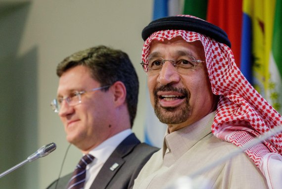 지난해 11월 30일 오스트리아 빈의 석유수출국기구(OPEC) 본부에서 열린 OPEC 총회에 참석한 알렉산드르 노바크 러시아 에너지장관과 칼리드 알 팔리 사우디 석유장관(오른쪽). EPA연합뉴스