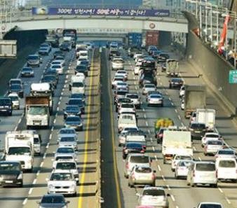 인천시가 전문기관에 의뢰해 실시한 도시교통 조사 결과 지난해 인천의 교통량은 전년도보다 줄고, 통행속도는 빨라진 것으로 나타났다. 사진은 경인고속도로 전경.