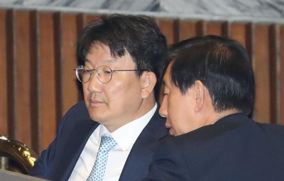 민주 "한국당의 권성동 의원 구하기... 눈물겹다"
