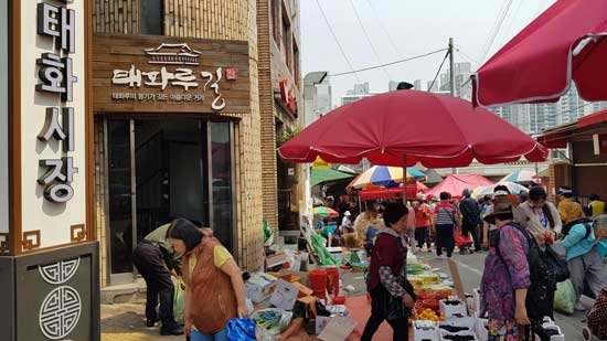 울산 시민들이 30일 울산 중구 태화시장에서 장을 보고 있다.