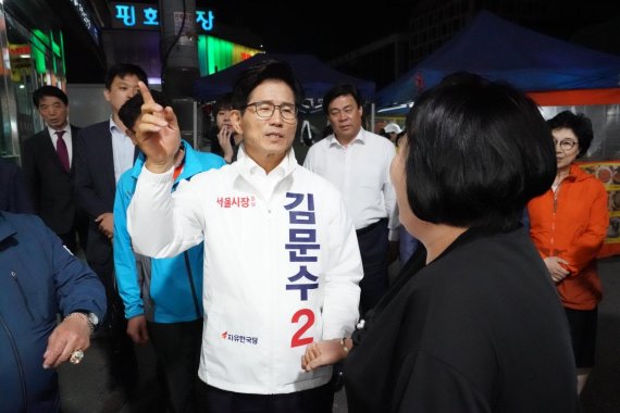 6·13 지방선거 공식 선거운동 개시일인 31일 새벽 자유한국당 김문수 서울시장 후보가 서울 동대문 신평화시장에서 선거운동을 하고 있다.