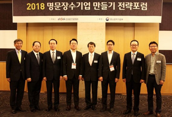 왼쪽부터 김규태 한국중견기업연합회 전무, 이상헌 IBM 전무, 김재호 법무법인 바른 대표변호사, 강정훈 일야 대표, 최선집 중견련 대외협력부회장, 박용학 중견기업 Young CEO 회장, 나경수 미래엔 부사장, 이현재 의원실 김영재 수석보좌관