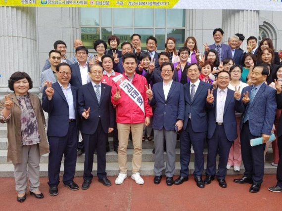 김태호 자유한국당 경남도지사 후보가 31일 공식선거운동 첫 일정으로 경남 진주를 찾아 옛 진주역사 부지에 창업생태계를 하나로 모아서 대한민국의 새로운 창업 중심이자 경남형 창업·일자리 모델을 구축하겠다고 밝혔다./사진=김태호 후보 사무실