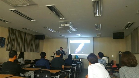 유주상 천문대장이 '별 헤는 밤' 강연 프로그램을 진행하고 있다. 그는 우주와 인간에 대해 이야기 했다.