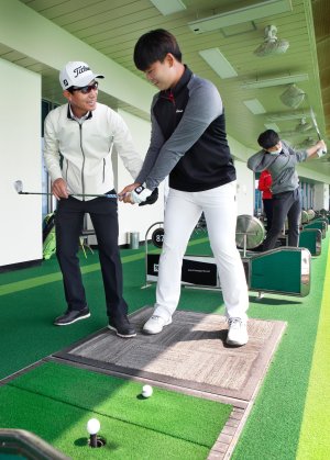 아카데미에서 주니어 꿈나무들을 직접 지도하고 있는 강욱순(왼쪽).