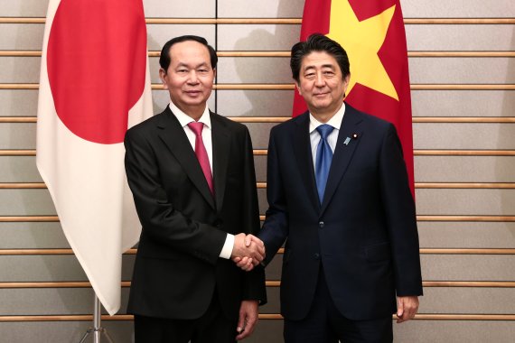쩐 다이 꽝 베트남 국가 주석(왼쪽)이 지난 5월 31일 일본 도쿄에서 아베 신조 일본 총리와 악수하고 있다. EPA연합뉴스