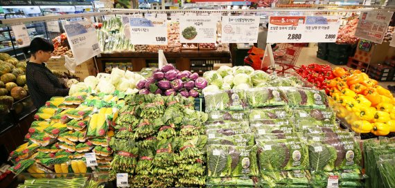 폭염으로 시금치와 수박 가격이 지난 10년 내 최대 가격으로 폭등하면서 주부들의 근심이 커지고 있다. 한 채소매장의 모습. 사진=연합뉴스