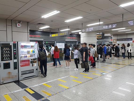 출근시간대 당산역에서 시민들이 지하철을 기다리고 있다. /사진=이혁 기자