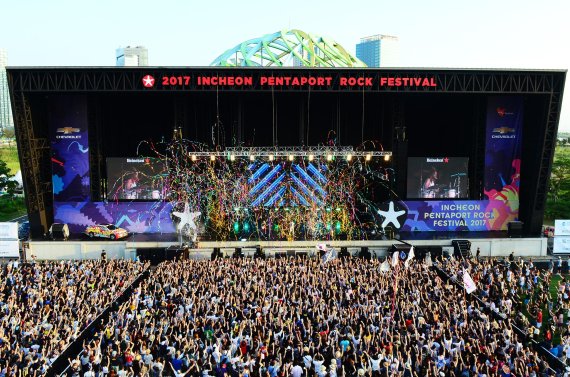 ‘인천 펜타포트 락 페스티벌’이 송도달빛축제공원에서 8월 10∼12일 3일간 개최된다. 사진은 지난해 열린 인천 펜타포트 락 헤스티벌의 전경.