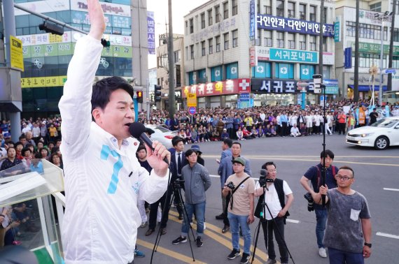 무소속 원희룡 후보가 1일 오후 7시 서귀포시 1호광장에서 출정식을 열고 지지를 호소하고 있다