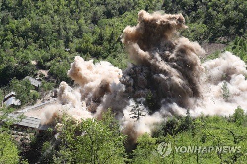 북한이 24일 함경북도 길주군 풍계리 핵실험장을 폭파 방식으로 폐기했다. 풍계리 핵실험 관리 지휘소시설 목조 건물들이 폭파 되며 산산이 부숴지고 있다. 이날 관리 지휘소시설 7개동을 폭파했다. 2018.5.25 [사진공동취재단] 연합뉴스