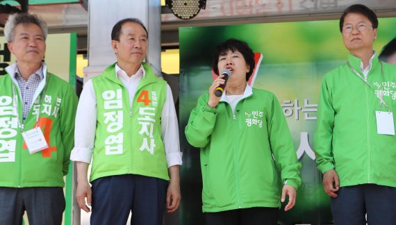 민주평화당 조배숙 대표가 1일 오전 전북 익산시 모현동 네거리에서 가진 합동유세에서 지지를 호소하고 있다. 왼쪽 두번째는 임정엽 전북도지사 후보. 연합뉴스