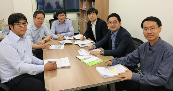 세종대 지능기전공학부 교수들. (왼쪽부터) 박성훈 교수, 송진우 교수, 서재규 교수, 김형석(학과장) 교수, 임유승 교수, 이병무 교수.
