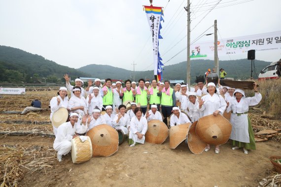 김병원 농협중앙회장(둘째줄 왼쪽 일곱번째)이 5일 대구 달성군 유가면에서 (사)고향주부모임과 함께 하는 '2018 이심전심 지원 및 일손돕기'에 참석, 기념촬영을 하고 있다.