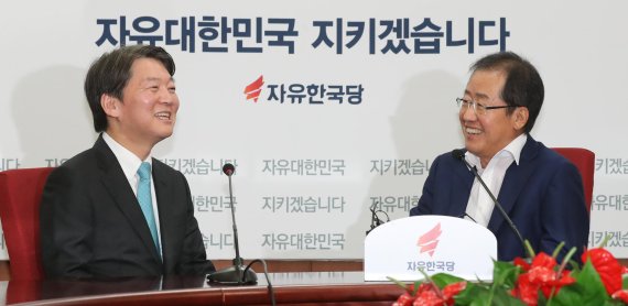 홍준표 자유한국당 대표(오른쪽)와 안철수 바른미래당 서울시장 후보. 연합뉴스