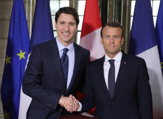 오는 8일(이하 현지시간) 캐나다 퀘벡주에서 열리는 주요 7개국(G7) 정상회담에 앞서 캐나다 오타와에 도착한 에마뉘엘 마크롱 프랑스 대통령(오른쪽)이 6일 쥐스탱 트뤼도 캐나다 총리와 악수하고 있다.AFP연합뉴스