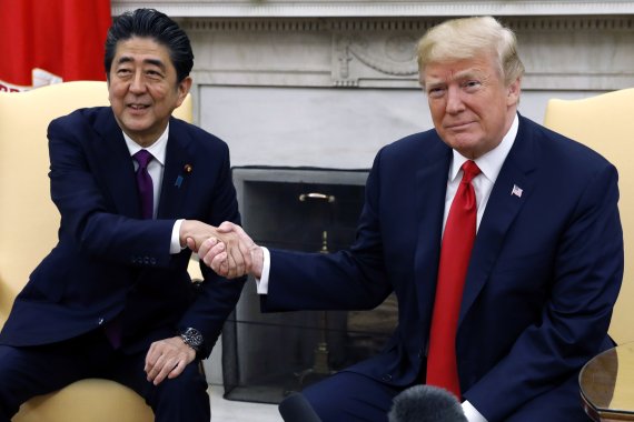 아베 신조 일본 총리(왼쪽)과 도널드 트럼프 미국 대통령/사진=EPA,연합뉴스