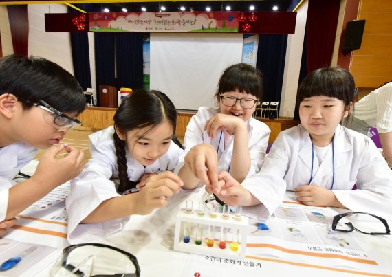 LG화학은 8일 충북 청주 오창공장 인근에 위치한 청원초등학교 학생 150명을 초청해 '재미있는 화학놀이터'를 진행했다. 학생들이 평소에 접하기 어려운 화학실험을 하고 있다. /사진=fnDB