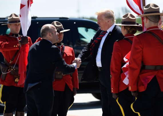 US President Donald Trump walks from Air Force One upon arrival at Canadian Forces Base Bagotville in La Baie, Canada, June 8, 2018, as Trump travels to attend the G7 Summit. / AFP PHOTO / SAUL LOEB <All rights reserved by Yonhap News Agency>