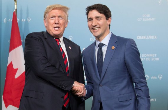 도널드 트럼프 미국 대통령(왼쪽)이 8일(현지시간) 캐나다 퀘벡주 샤를부아에서 열린 주요 7개국(G7) 정상회담에 참석해 쥐스탱 트뤼도 캐나다 총리와 악수하고 있다.로이터연합뉴스