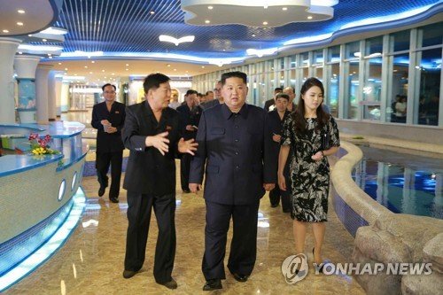 오는 12일 사상 첫 북미정상회담을 앞둔 김정은 북한 국무위원장이 부인 리설주 여사와 함께 새로 건설된 평양대동강수산물 식당을 둘러봤다고 노동신문이 9일 보도했다.