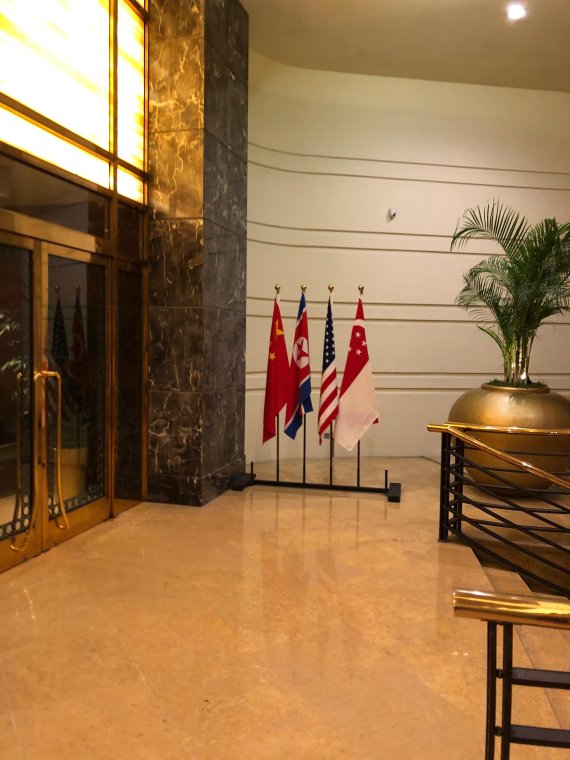 풀러튼 호텔 정문 앞에 장식된 국기들이다. 중국국기가 포함된 것이 눈에 띈다. 사진=김현희 기자