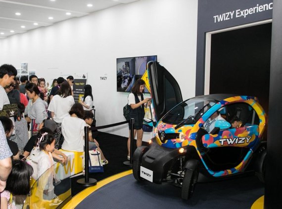 오는 17일까지 해운대 벡스코에서 열리는 '2018 부산국제모터쇼' 르노삼성자동차 전시관에서 진행되는 초소형 전기자 '트위지' 어린이 동승 시승 프로그램이 큰 인기를 끌고 있다.