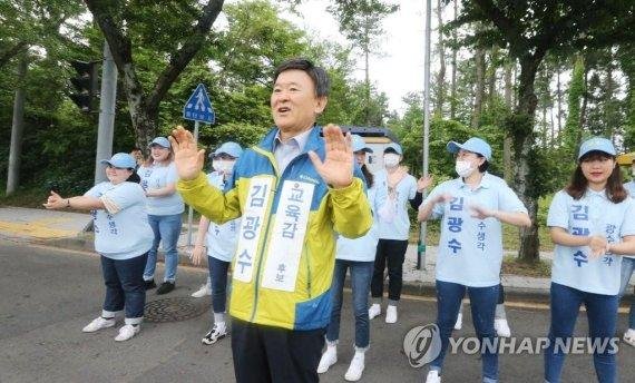 거리유세를 통해 유권자들에게 지지 호소하는 김광수 제주도교육감 후보. [연합뉴스 자료사진]