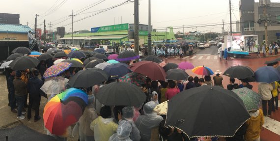 우산 속 표심은? 10일 오후 구좌읍 구좌농협 하나로마트 앞에서 열린 무소속 원희룡 제주도지사 후보의 거리유세.