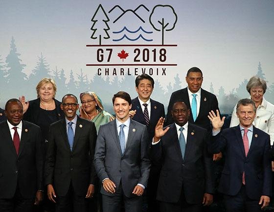 G7 정상회담 참석 지도자들 주요7개국(G7) 의장국인 캐나다의 쥐스탱 트뤼도 총리(앞줄 가운데)를 비롯해 캐나다 퀘벡주 샤를부아 주요7개국(G7) 정상회담에 참석한 국가들과 특별초청국가들의 지도자들이 9일(현지시간) 기념 촬영을 하고 있다. ●연합뉴스